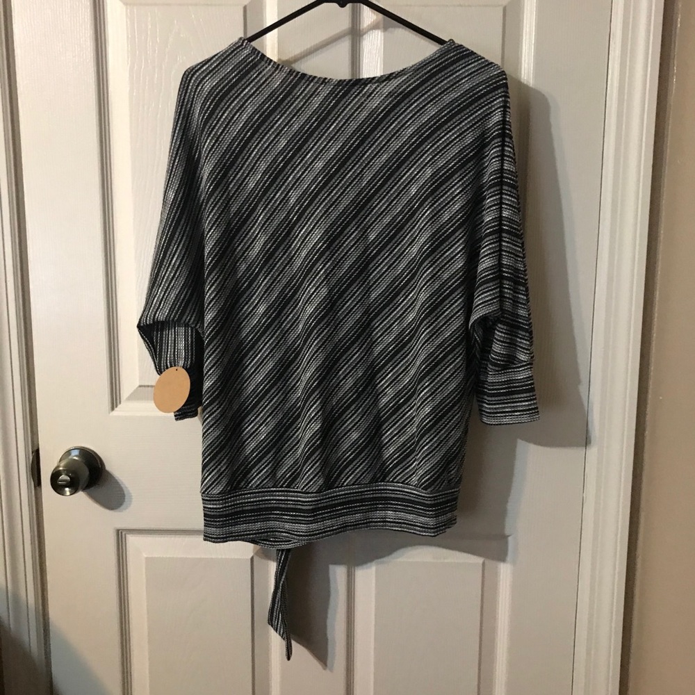 New Top - Picture 2 of 3